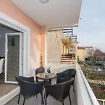 Apartment Mate *